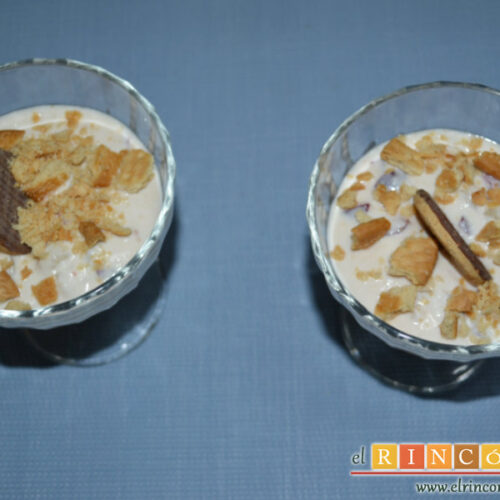 Postre de crema de yogur con frutas