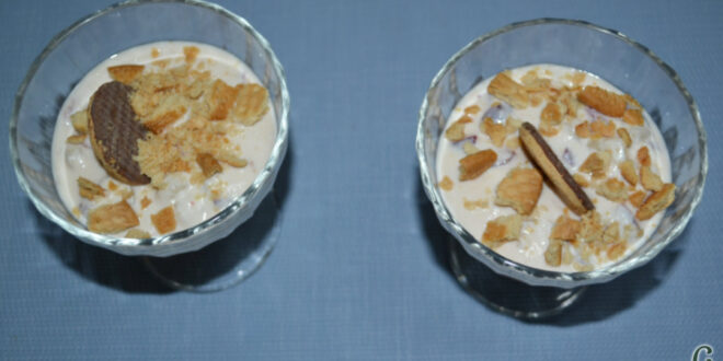 Postre de crema de yogur con frutas