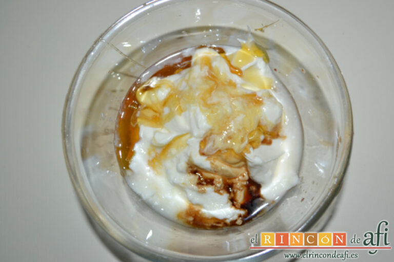 Postre de crema de yogur con frutas, receta paso a paso