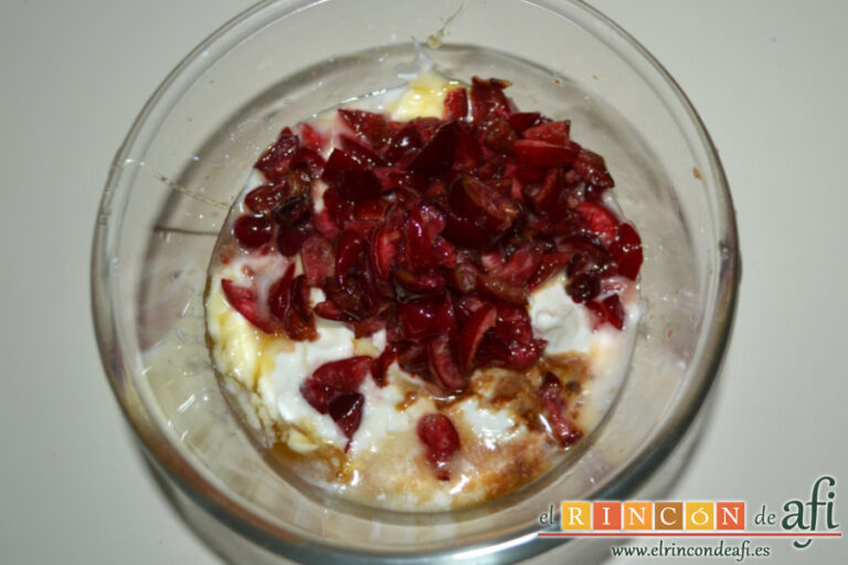 Postre de crema de yogur con frutas, receta paso a paso