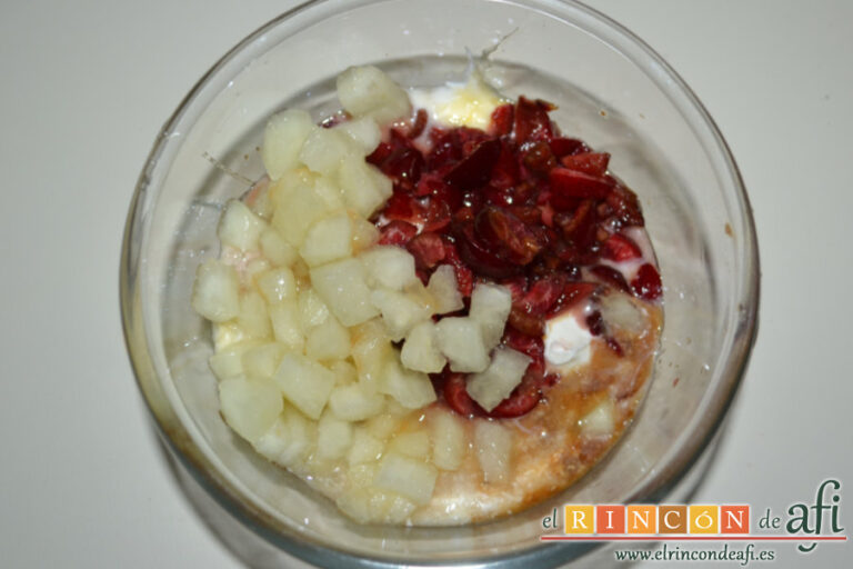 Postre de crema de yogur con frutas, receta paso a paso
