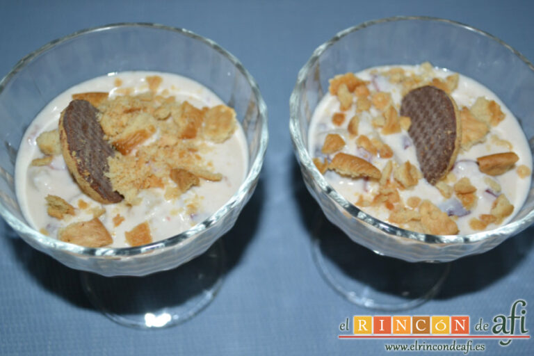 Postre de crema de yogur con frutas, sugerencia de presentación
