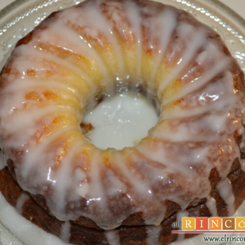 Bizcocho de yogurt 1,2,3 tipo bundt con glaseado de limón en airfryer