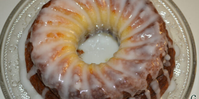 Bizcocho de yogurt 1,2,3 tipo bundt con glaseado de limón en airfryer
