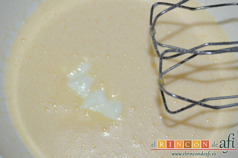 Bizcocho de yogurt 1,2,3 tipo bundt con glaseado de limón en airfryer, receta paso a paso