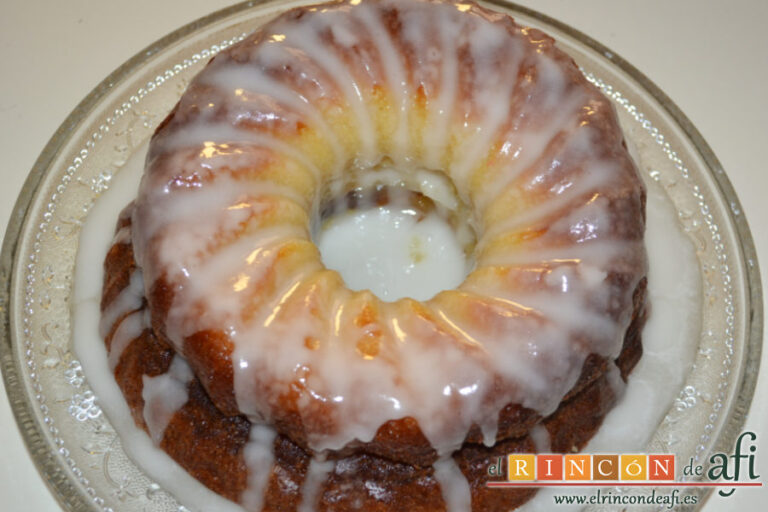 Bizcocho de yogurt 1,2,3 tipo bundt con glaseado de limón en airfryer, sugerencia de presentación