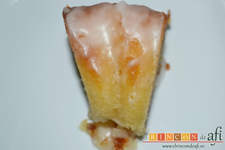 Bizcocho de yogurt 1,2,3 tipo bundt con glaseado de limón en airfryer, sugerencia de presentación